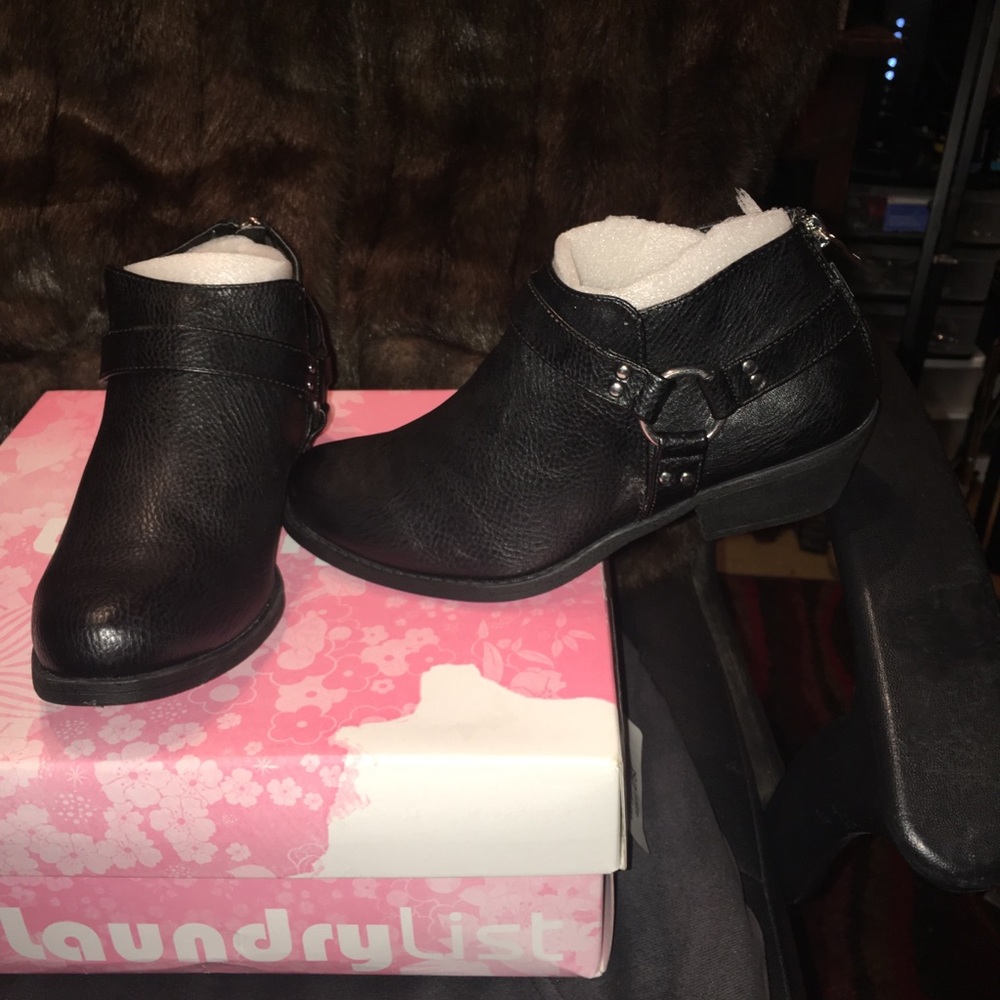 Black shoe booty